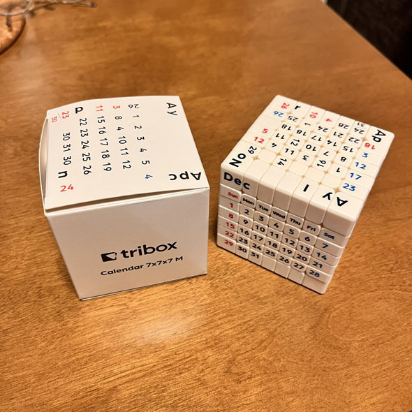 万年カレンダーとして機能するキューブパズル「tribox Calendar 7x7x7 Magnetic」