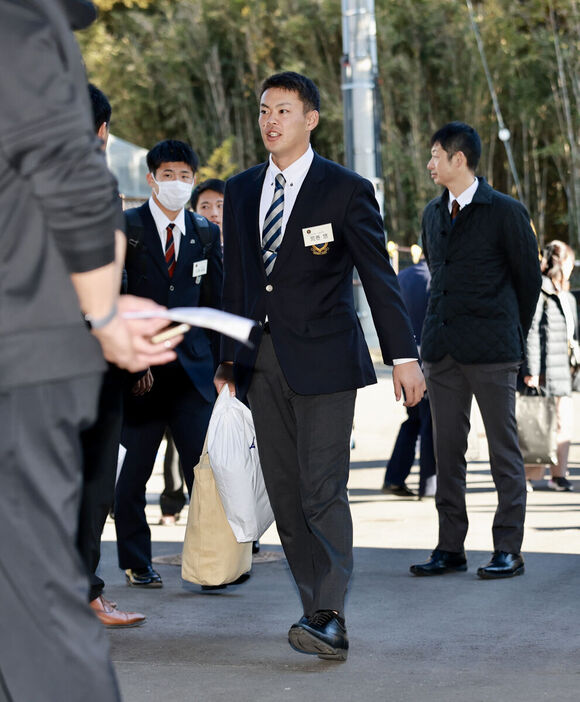 クラブハウスに向かう荒巻悠(カメラ・小林　泰斗)