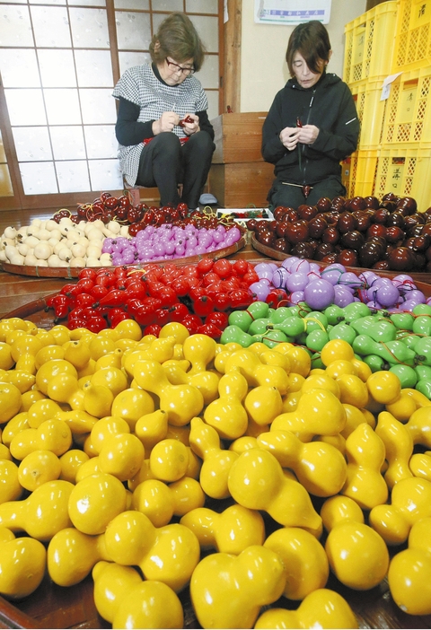 最盛期を迎えたヒョウタンを使った縁起物作り（大分県宇佐市で）＝田中勝美撮影