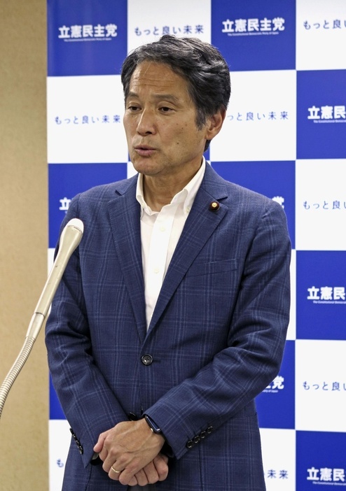 9月、記者団の取材に応じる立憲民主党の大串博志氏＝東京・永田町の党本部