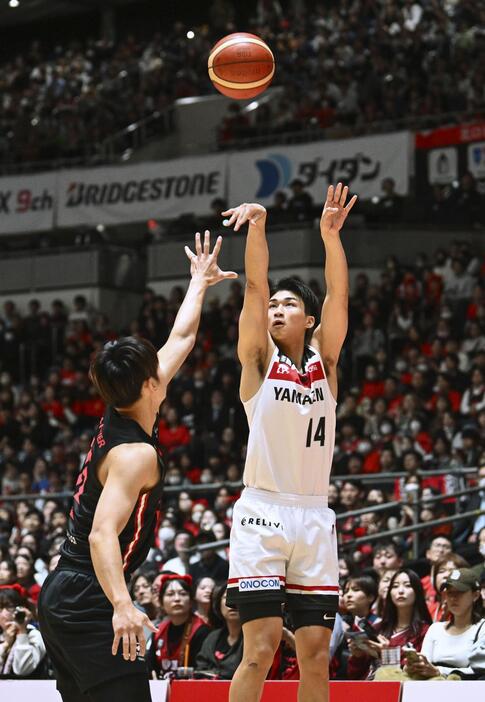 A東京戦でシュートを放つ三遠の湧川＝国立代々木競技場（（C）B.LEAGUE）