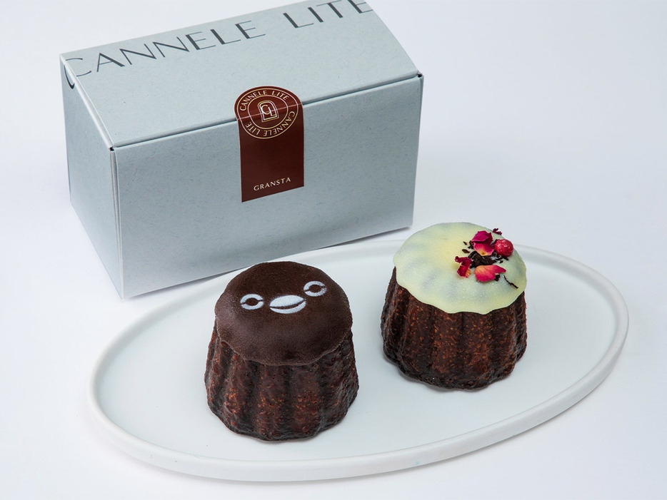 『CANNELE LITE』の「GRANSTA Box」2個入 1280円。グランスタ東京／B1改札内 銀の鈴エリア。©Chiharu Sakazaki ／ JR東日本 ／ DENTSU Suica by JR東日本 SuicaはJR東日本の登録商標