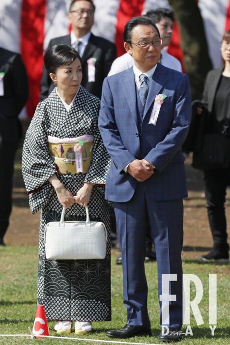 桜を見る会に招かれた梅沢富美男と妻で植物療法士の池田明子さん