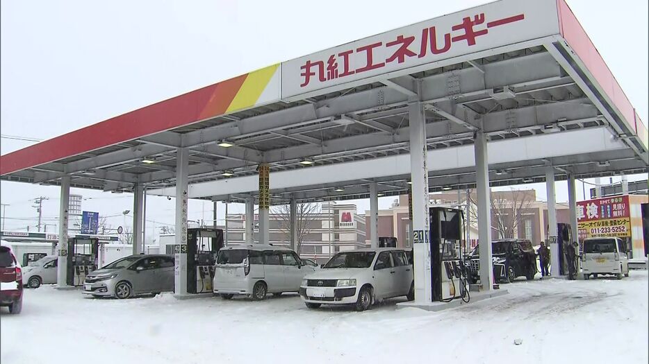 ガソリン値上げを前に多くの客が訪れるスタンド