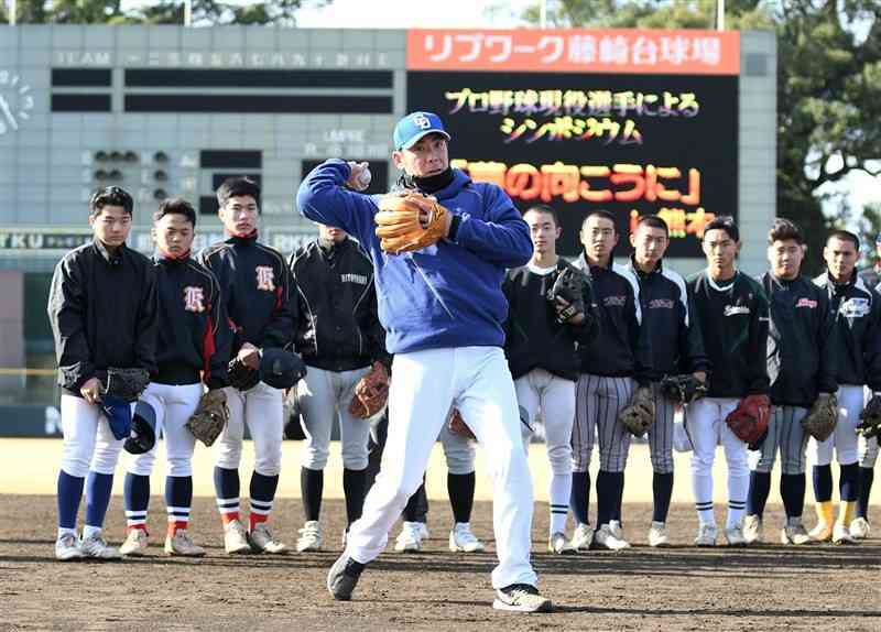 内野守備の模範を示す元中日の荒木雅博さん＝14日、リブワーク藤崎台球場