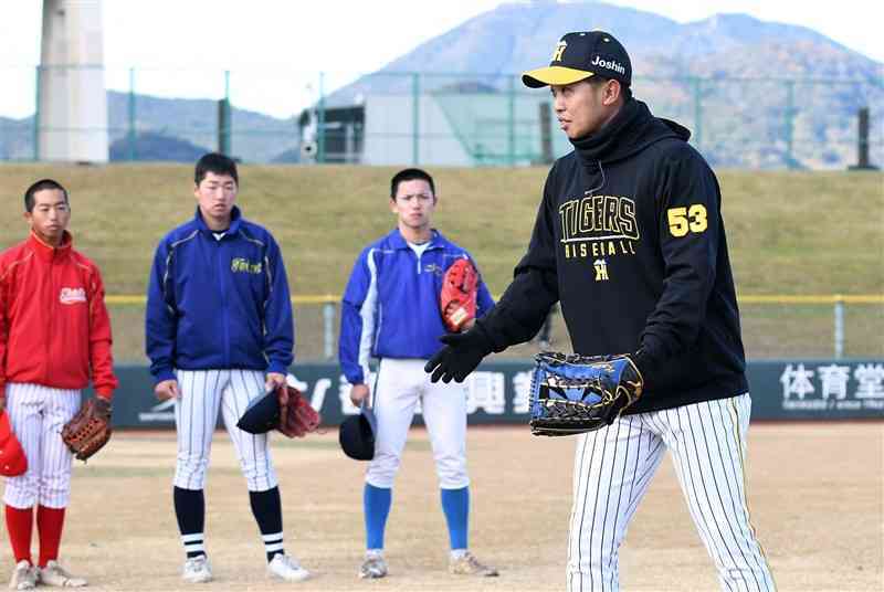 外野守備を教える島田海吏（阪神）＝14日、リブワーク藤崎台球場