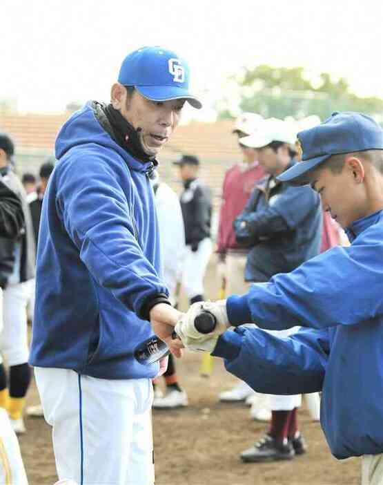 打撃フォームを教える元中日の荒木雅博さん＝14日、リブワーク藤崎台球場