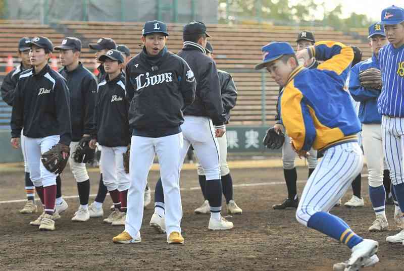 守備練習で選手の動きを見つめる児玉亮涼（西武）＝14日、リブワーク藤崎台球場