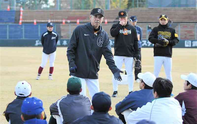 練習メニューを伝える元巨人の緒方耕一さん＝14日、リブワーク藤崎台球場