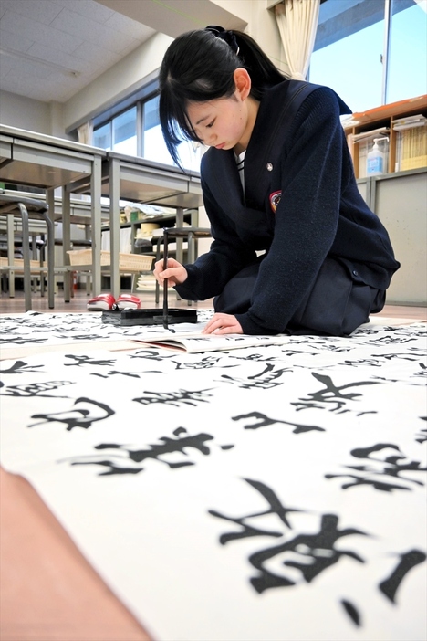 書道室で練習に打ち込む伊藤さん