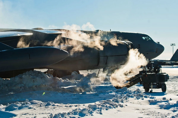 寒冷地で運用されるB-52（画像：アメリカ空軍）。