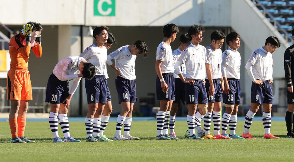 前橋育英対米子北　敗退しがっくりする米子北イレブン（撮影・野上伸悟）