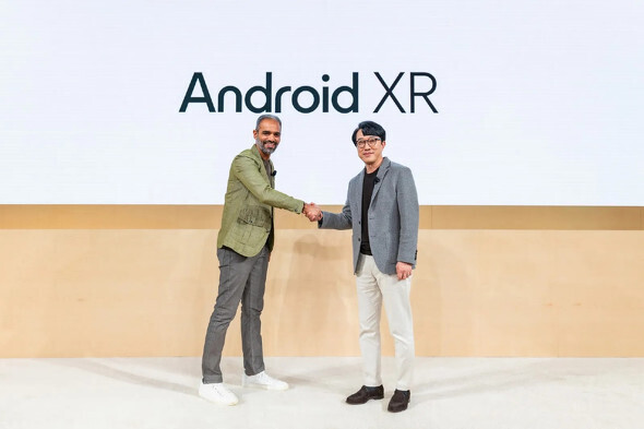 GoogleでAndroidを統括するサミール・サマット氏（左）と握手するSamsungの研究開発総括・MX（Mobile eXperience）事業本部開発室長、チェ・ウォンジュン氏