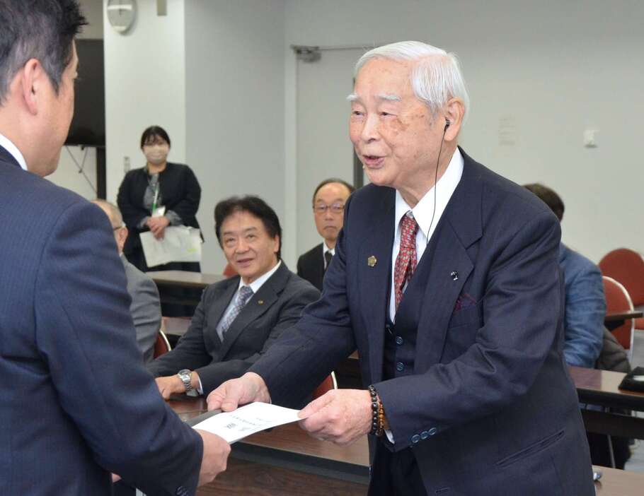 塩田康一知事に要望書を手渡す県生活衛生同業組合連合協議会の肥後辰彦会長（右）＝１９日、鹿児島県庁