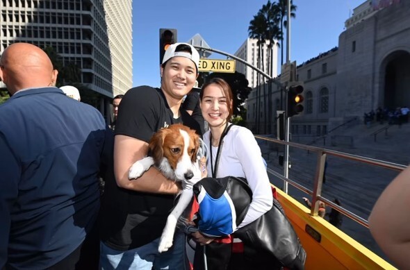 大谷選手、真美子さん、デコピンの3ショット（画像はジョン・スーフー氏のInstagramから）