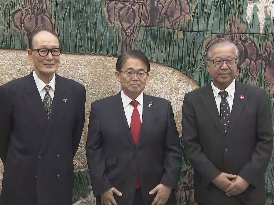 金本弘さん(左)と大村義則さん(右)と大村秀章愛知県知事(真ん中)