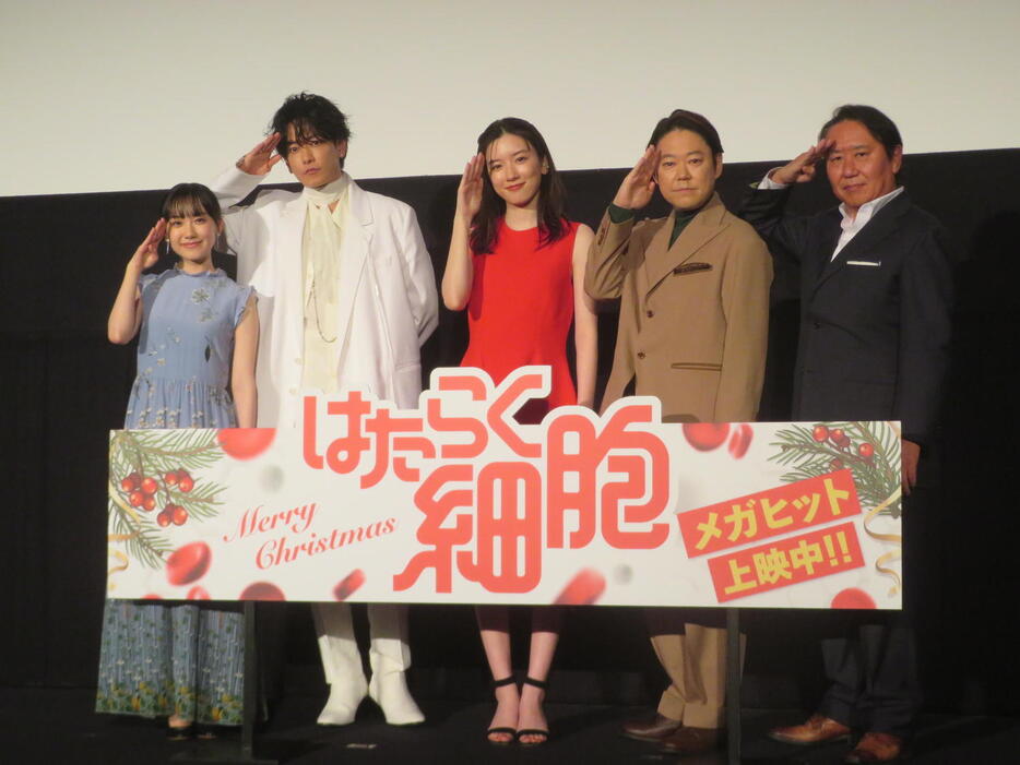 映画「はたらく細胞」メガヒット舞台あいさつに出席した、左から芦田愛菜、佐藤健、永野芽郁、阿部サダヲ、武内英樹監督