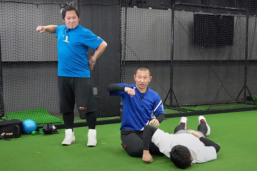 胸郭を広げるドリルを解説する塩多雅矢氏（中央）と長坂氏（左）【写真：編集部】