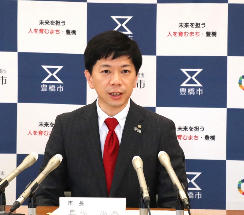 新アリーナ計画中止に対する質問に答える長坂市長＝豊橋市役所で