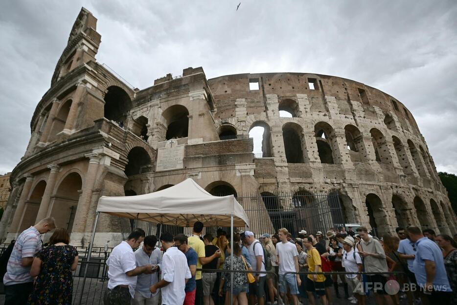 イタリア・ローマで、コロッセオを訪れるために列をつくる観光客（2024年7月3日撮影）。【翻訳編集】 AFPBB News