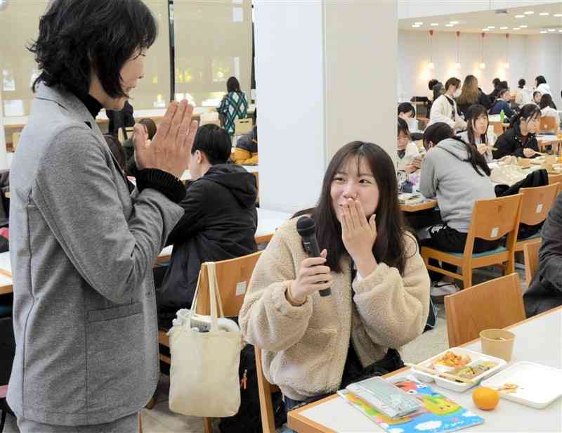 弁当を食べて有機農業について学ぶ学生たち