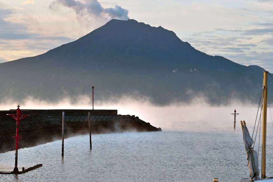 冷え込みで発生する「けあらし」と桜島＝２０日午前７時４１分、姶良市の重富漁港