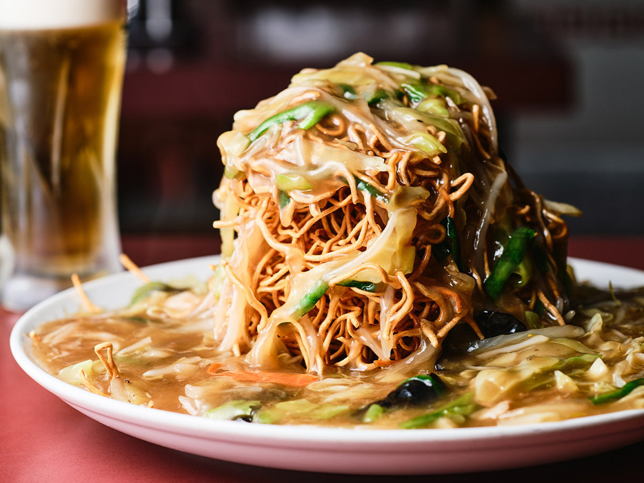 ラードで揚げた香ばしい麺と、野菜や砂糖の甘みを利かせた醤油味の餡が好相性の「タワー硬焼きそば」