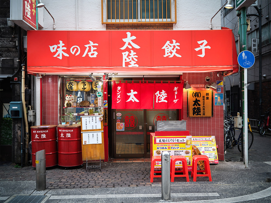 店内はテーブル席のみ。飲み客も多く、夕方限定のワンコインで楽しめる酒とつまみのセットや、小皿料理も豊富