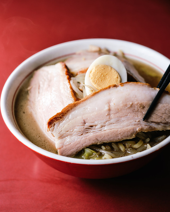 分厚いバラチャーシューが3枚折り重なる「焼き豚タンメン」。1時間かけて弱火で蒸し焼きにしているため、皮目はカリッと香ばしく、中はむっちりやわらか