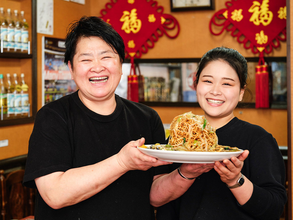 二代目として夫と二人三脚で厨房を担う中西一恵さん（左）と長女の萌恵さん（右）