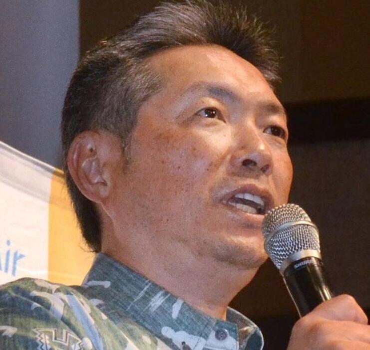 壇上であいさつをする小久保監督