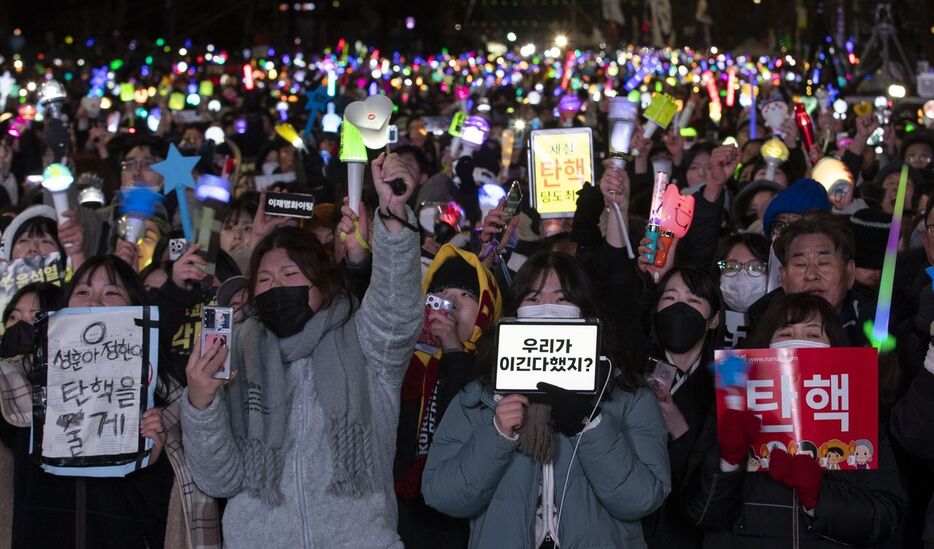 ソウルの韓国国会前で行われた集会で、尹錫悦大統領に対する弾劾動議の可決を祝うデモ参加者＝2024年12月14日 、ソウル（Lee Young Ho/Sipa USA via Reuters Connect）