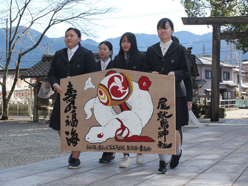 【制作した絵馬を奉納する尾鷲高の学生ら＝尾鷲市北浦町の尾鷲神社で】