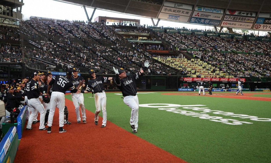 4月13日の古巣・西武戦で2打席連続満塁弾を放ったソフトバンク・山川。写真は6回の1本目の後。