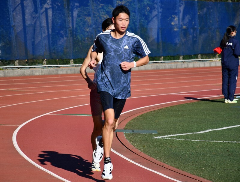 全国高校駅伝へ向けて練習に励む八千代松陰の鈴木琉胤選手＝千葉県八千代市の八千代松陰高で2024年12月8日、磯貝映奈撮影