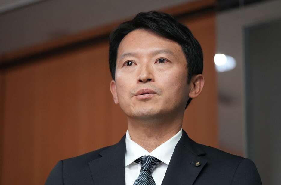 取材に応じる兵庫県の斎藤元彦知事＝2日午後、兵庫県庁（沢野貴信撮影）