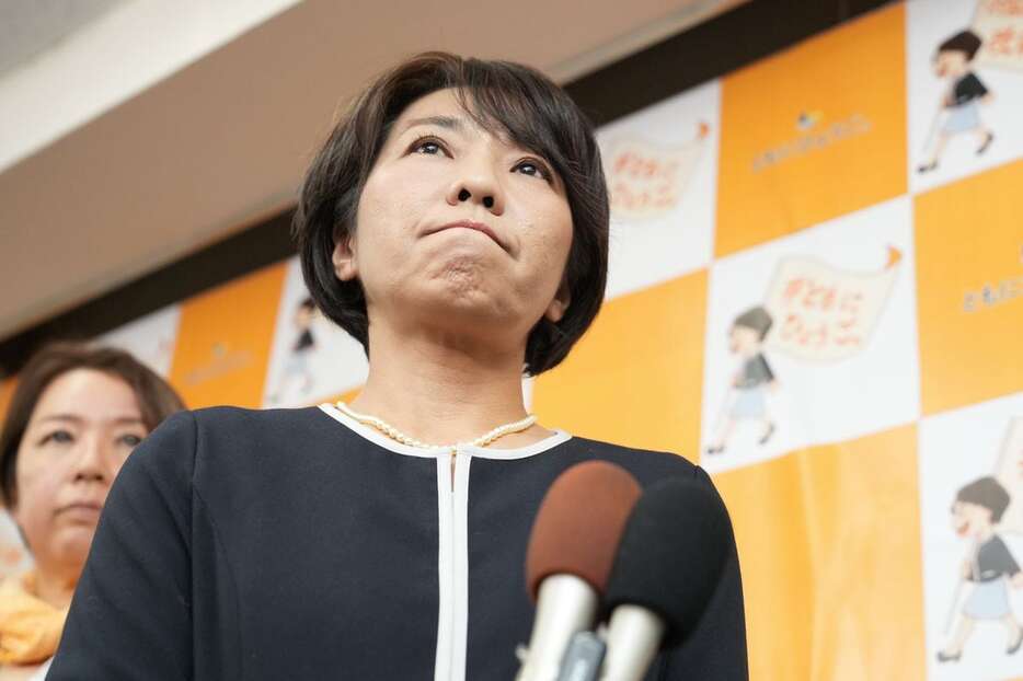 記者の質問に答える稲村和美氏＝11月17日午後、神戸市中央区（沢野貴信撮影）