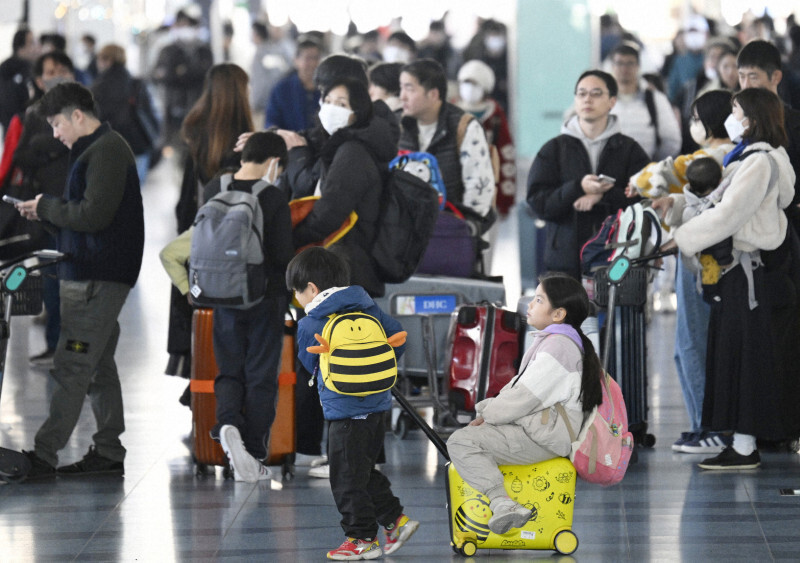 国際線の出発ロビーを行き交う旅行客ら＝羽田空港第3ターミナルで2024年12月28日午前10時59分、藤井達也撮影