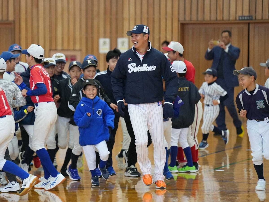 ＜応援しよう能登！スポーツフェスタ＞子供達と笑顔で触れ合う奥川（撮影・沢田　明徳）