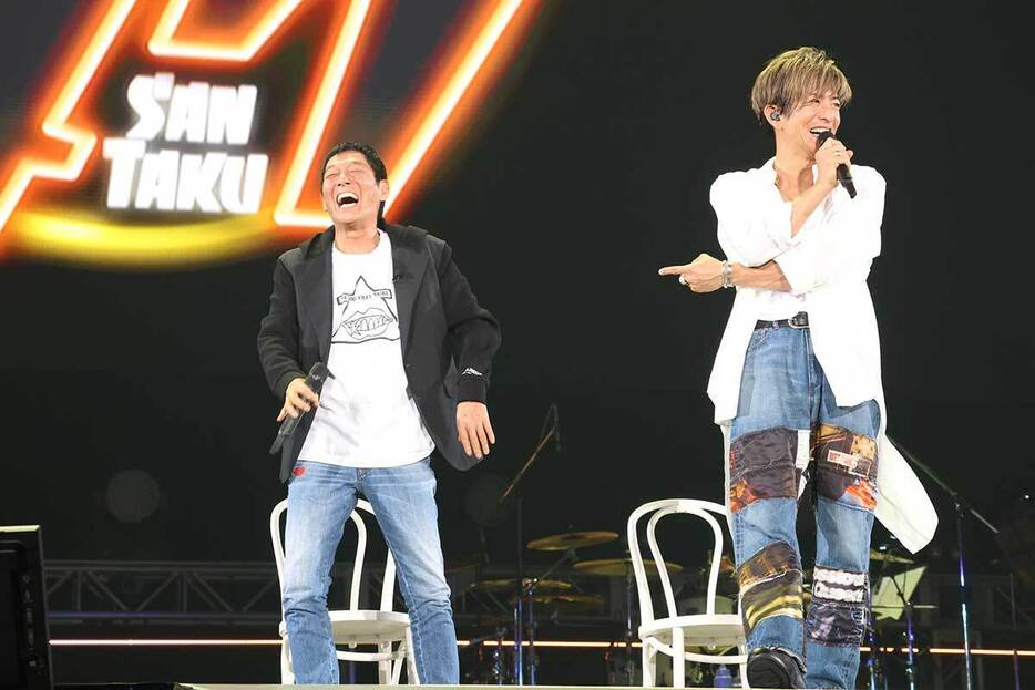 木村拓哉（右）のライブにサプライズ登場した明石家さんま【写真：(C)フジテレビ】