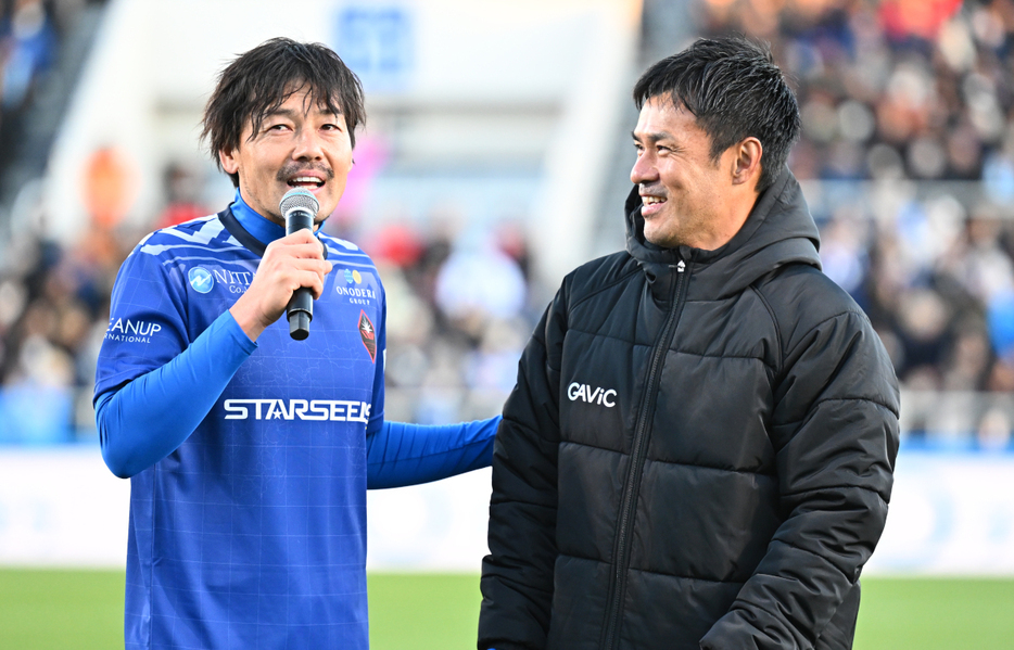 松井大輔(左)の引退試合に参加した駒野友一