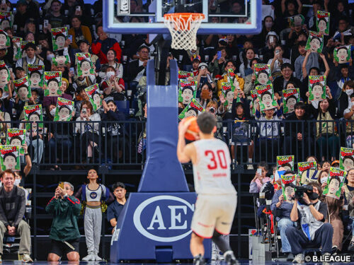 対戦相手として帰ってきた今村佳太のフリースローにブーイングする琉球ファン［写真］＝B.LEAGUE