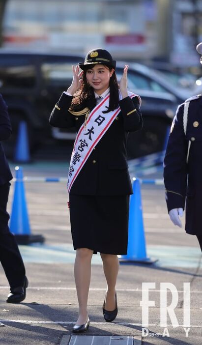 帽子の位置を気にしながら歩く一日警察署長の新川優愛