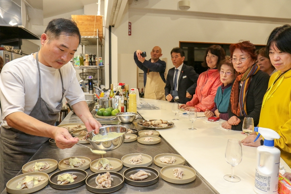 旬の地元食材を使った新たな創作料理を提案する大久保智尚シェフ（左）＝宇佐市安心院町下毛の安心院葡萄酒工房