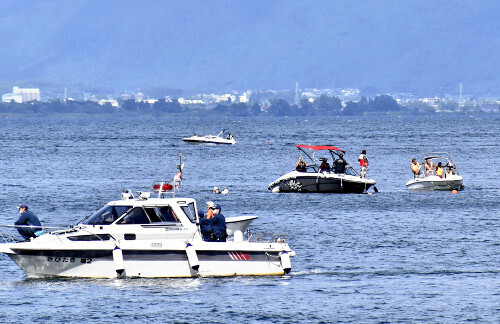 事故が起きた猪苗代湖で捜索するダイバーら（２０２０年９月６日、福島県会津若松市で）