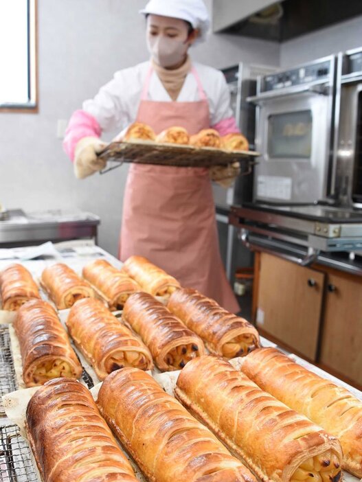 次々と焼き上がるアップルパイ＝高山市久々野町無数河、久々野特産品加工場