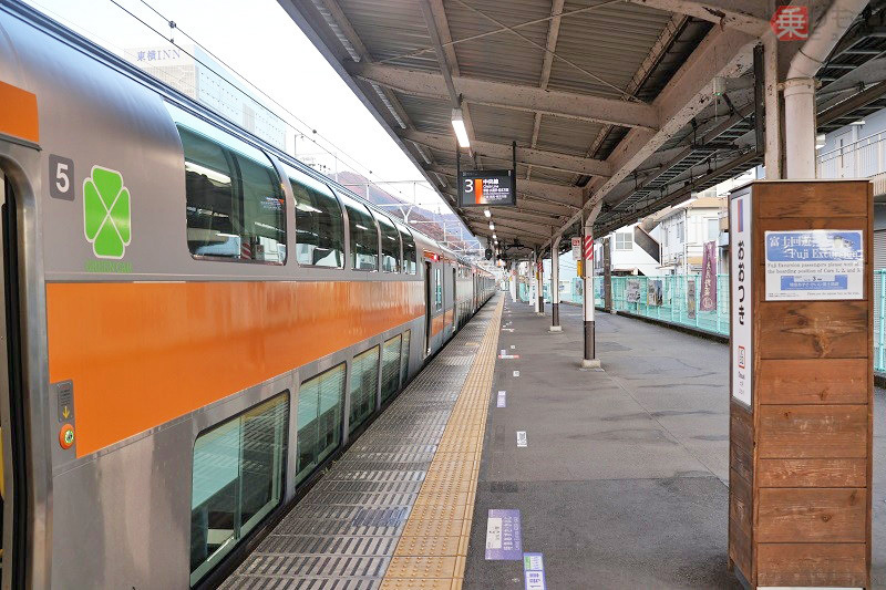 中央線快速のグリーン車は、大月駅まで運転される（2024年12月、柴田東吾撮影）。