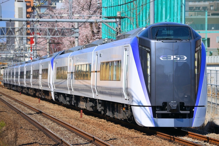 特急「はちおうじ」「おうめ」に使われる特急形E353系電車（画像：PIXTA）。