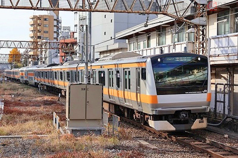 JR中央線快速で使用されるE233系電車。グリーン車の連結が始まった（2024年12月、柴田東吾撮影）。