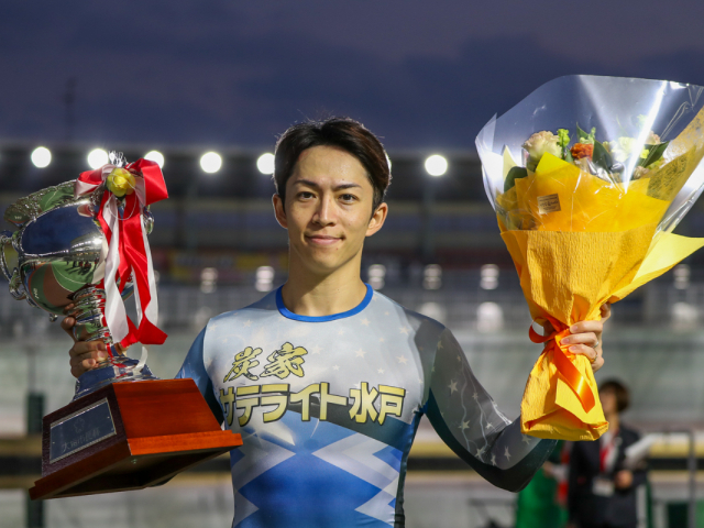 見事決勝レースを制した坂井洋